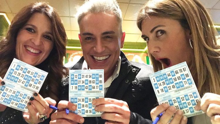 Laura Fa, Kiko Hernández y Carlota Corredera jugando al bingo