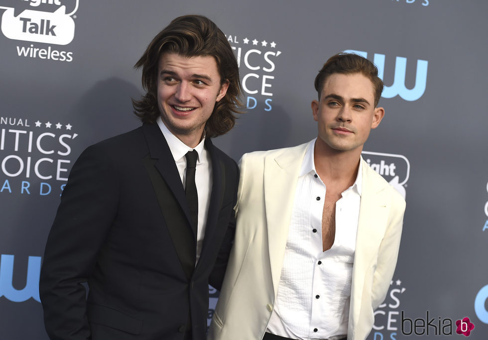 Joe Keery y Dacre Montgomery en la alfombra roja de los Critics' Choice Awards 2018