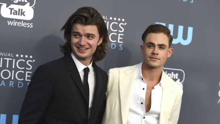 Joe Keery y Dacre Montgomery en la alfombra roja de los Critics' Choice Awards 2018