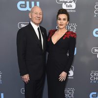 Patrick Stewart y Sunny Ozell en la alfombra roja de los Critics' Choice Awards 2018