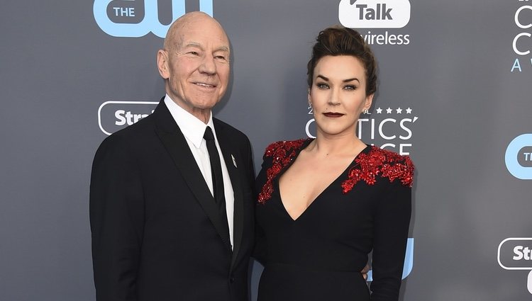 Patrick Stewart y Sunny Ozell en la alfombra roja de los Critics' Choice Awards 2018