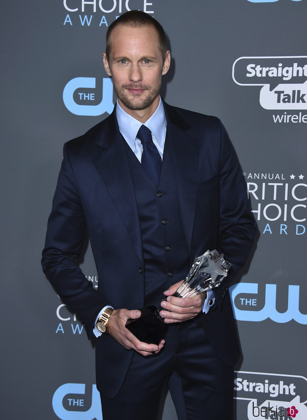 Alexander Skarsgård con su premio en los Critics' Choice Awards 2018