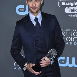 Alexander Skarsgård con su premio en los Critics' Choice Awards 2018