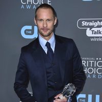 Alexander Skarsgård con su premio en los Critics' Choice Awards 2018