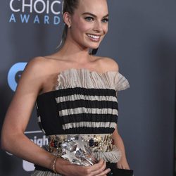 Margot Robbie con su premio en los Critics' Choice Awards 2018