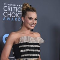 Margot Robbie con su premio en los Critics' Choice Awards 2018