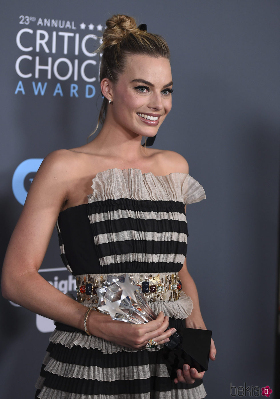 Margot Robbie con su premio en los Critics' Choice Awards 2018