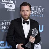 Ewan McGregor con su premio de los Critics' Choice Awards 2018