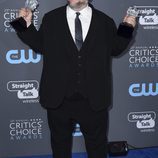 Guillermo del Toro con sus dos premios de los Critics' Choice Awards 2018