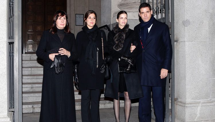 Carmen Martínez-Bordiú, Cynthia Rossi, Margarita Vargas y Luis Alfonso de Borbón en el funeral de Carmen Franco