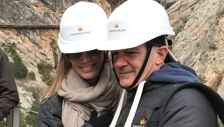 Antonio Banderas y Nicole Kimpel se fotografían en 'El Caminito del Rey'