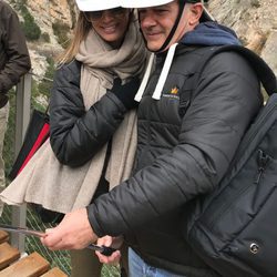 Antonio Banderas y Nicole Kimpel se fotografían en 'El Caminito del Rey'