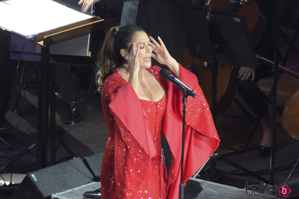 Isabel Pantoja cantando muy emocionada en su concierto en Gran Canaria