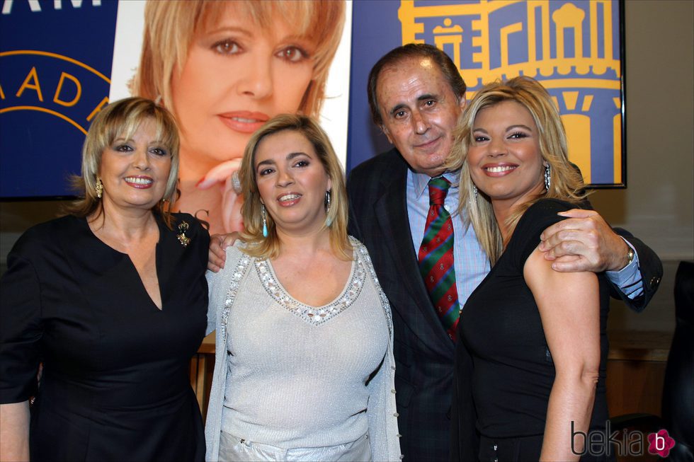 Jaime Peñafiel con María Teresa Campos y sus dos hijas en la presentación del libro 'Mis dos vidas'