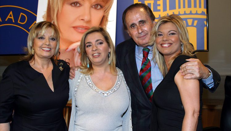 Jaime Peñafiel con María Teresa Campos y sus dos hijas en la presentación del libro 'Mis dos vidas'