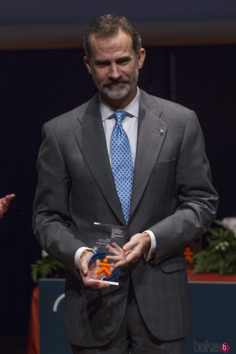 El Rey Felipe con su galardón en la entrega de los Premios de la Fundación Víctimas de Terrorismo