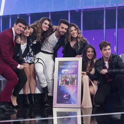 Los concursantes de 'OT 2017' posan con el disco de oro