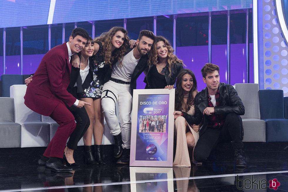 Los concursantes de 'OT 2017' posan con el disco de oro