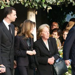 La Reina Letizia con el Rey Felipe, Jesús Ortiz y Menchu Álvarez del Valle en el funeral de su abuelo José Ortiz