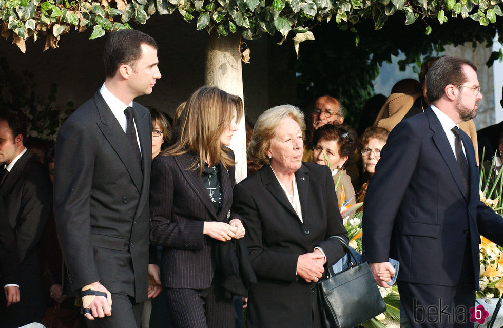 La Reina Letizia con el Rey Felipe, Jesús Ortiz y Menchu Álvarez del Valle en el funeral de su abuelo José Ortiz