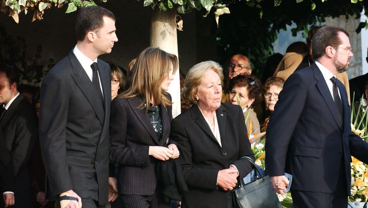 La Reina Letizia con el Rey Felipe, Jesús Ortiz y Menchu Álvarez del Valle en el funeral de su abuelo José Ortiz