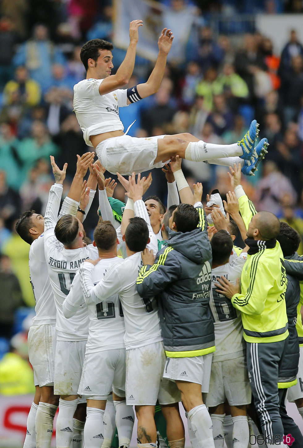 Álvaro Arbeloa siendo manteado por sus compañeros del Real Madrid