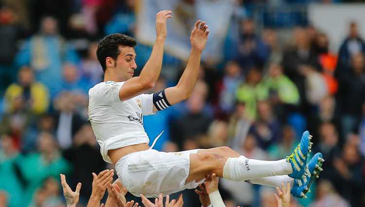 Álvaro Arbeloa siendo manteado por sus compañeros del Real Madrid