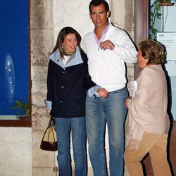 Los Reyes Felipe y Letizia con Menchu Álvarez del Valle en Ribadesella