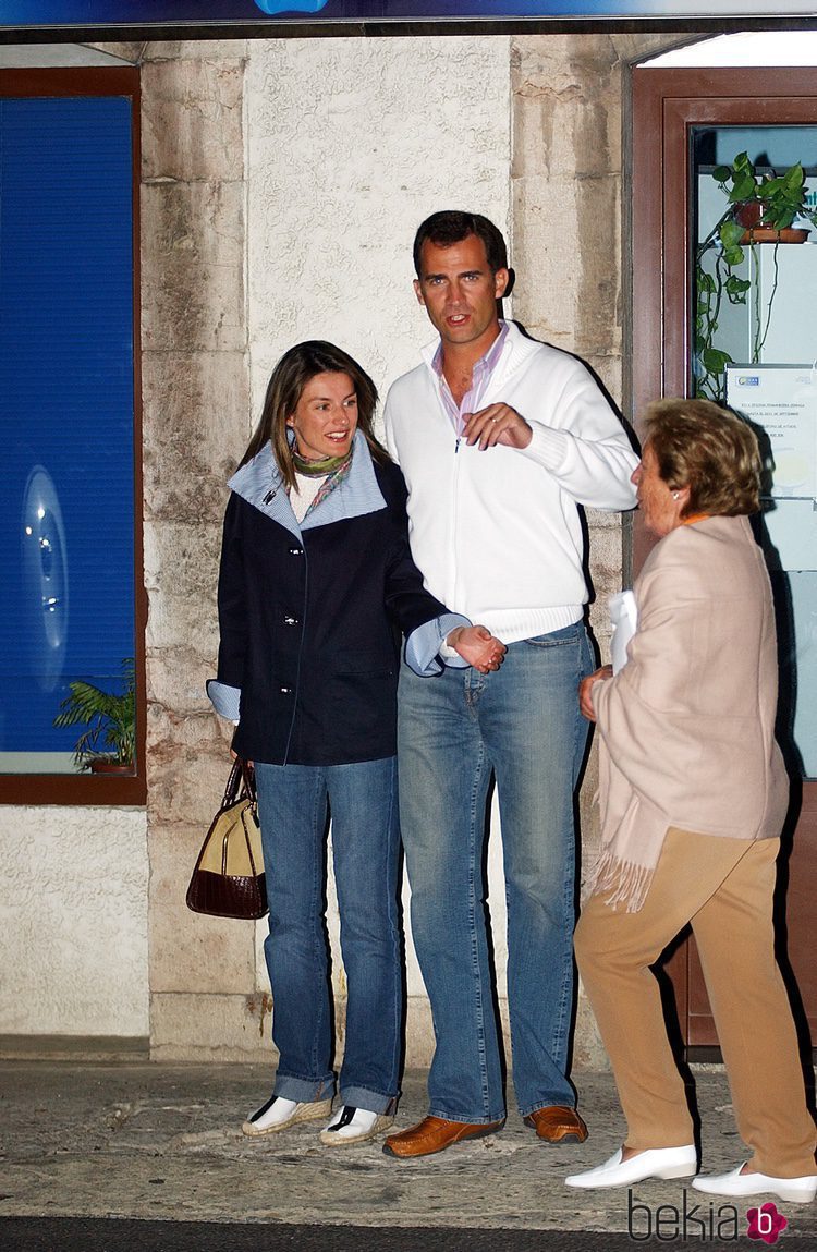 Los Reyes Felipe y Letizia con Menchu Álvarez del Valle en Ribadesella