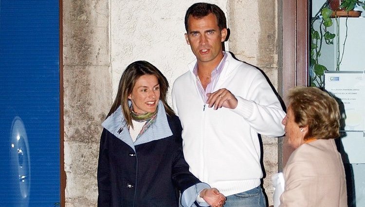 Los Reyes Felipe y Letizia con Menchu Álvarez del Valle en Ribadesella