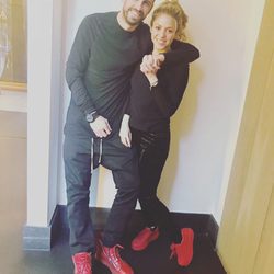 Shakira y gerard Piqué vestidos igual de rojo y negro