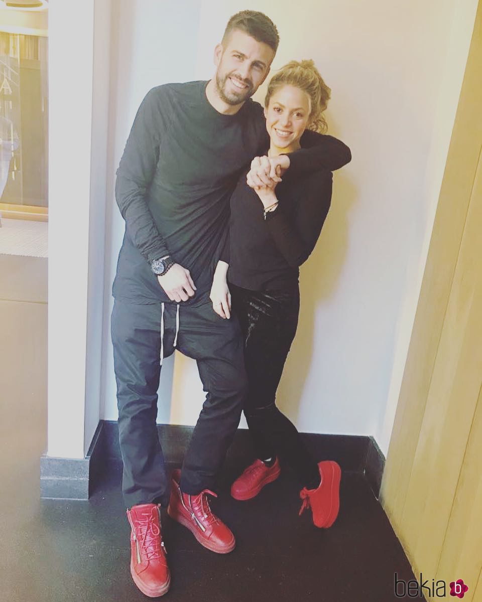 Shakira y gerard Piqué vestidos igual de rojo y negro