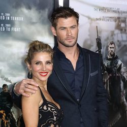 Chris Hemsworth y Elsa Pataky en la premiere de la película  '12 strong'