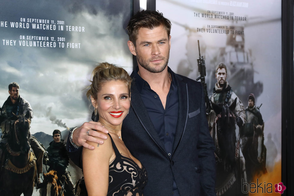 Chris Hemsworth y Elsa Pataky en la premiere de la película  '12 strong'