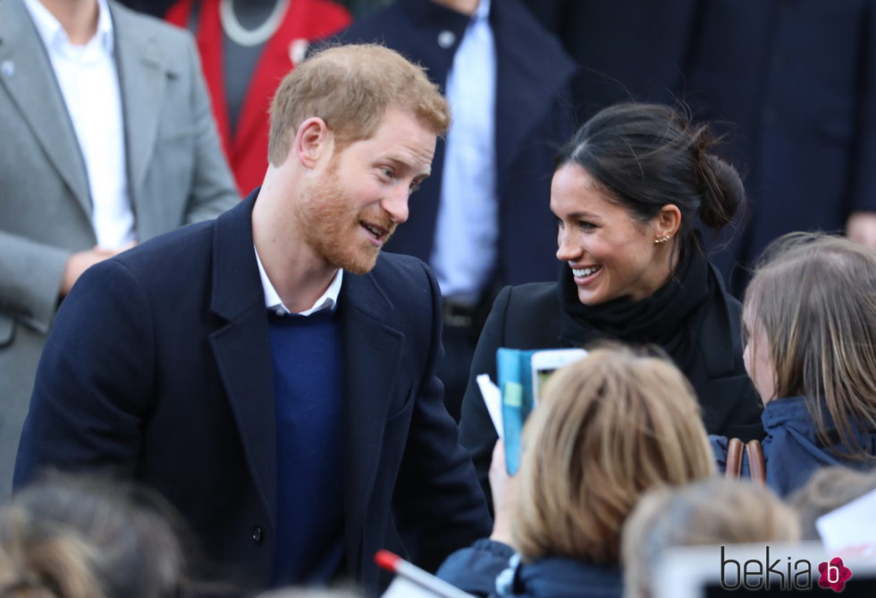 El Príncipe Harry y Meghan Markle durante su primera visita oficial juntos a Gales