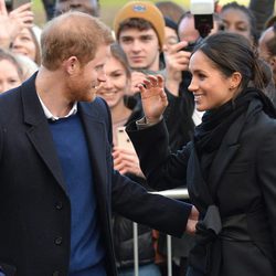 El Príncipe Harry, muy cariñoso con Meghan Markle en Gales