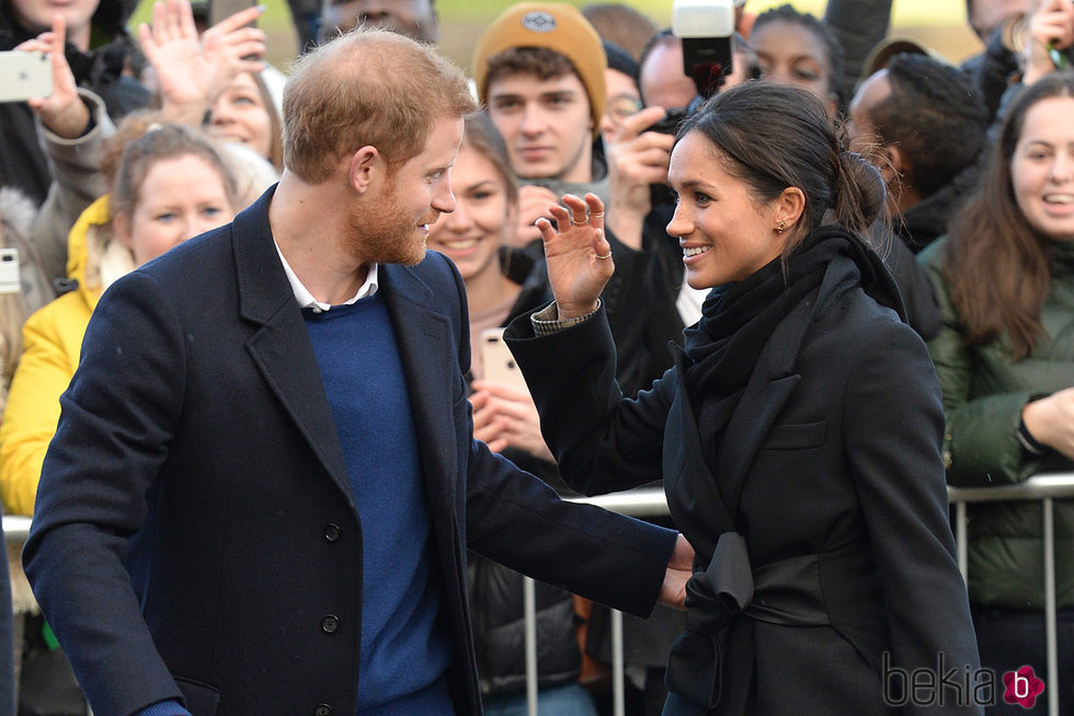 El Príncipe Harry, muy cariñoso con Meghan Markle en Gales