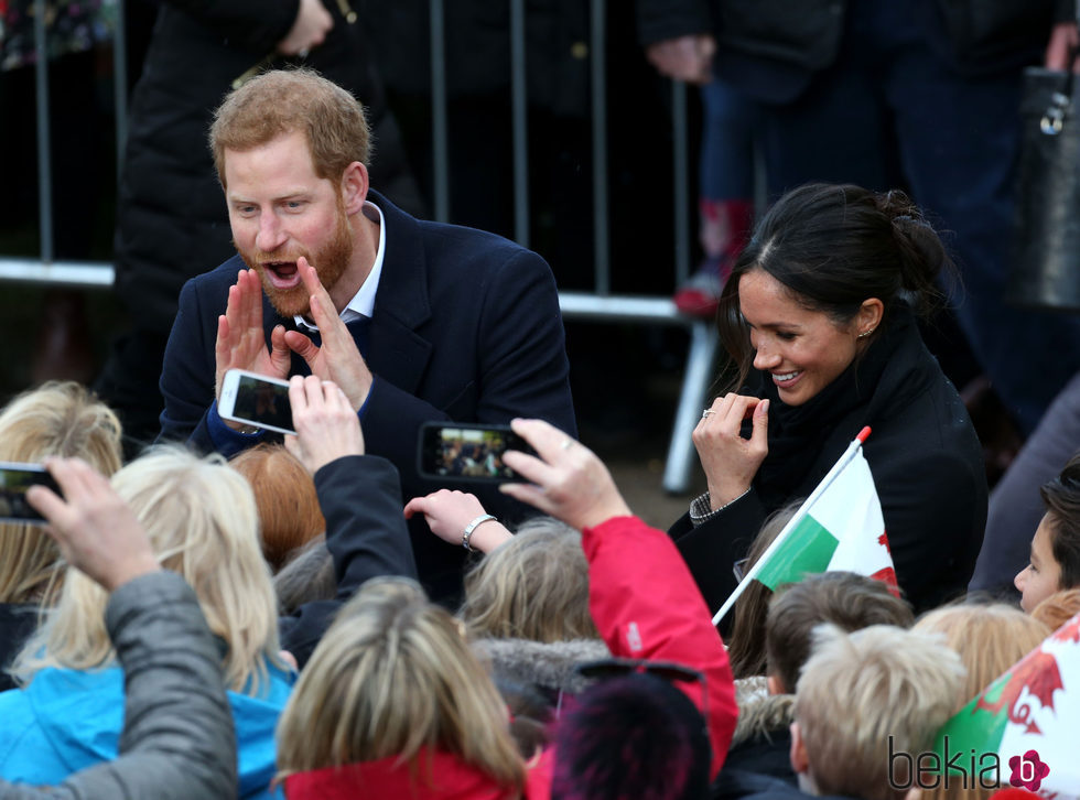 El Príncipe Harry, muy gracioso junto a Meghan Markle en Gales