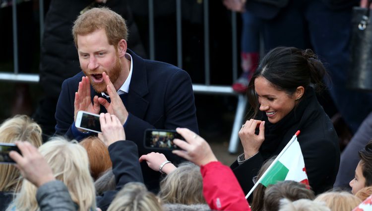 El Príncipe Harry, muy gracioso junto a Meghan Markle en Gales