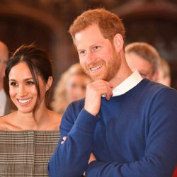 El Príncipe Harry y Meghan Markle, muy sonrientes en el castillo de Cardiff