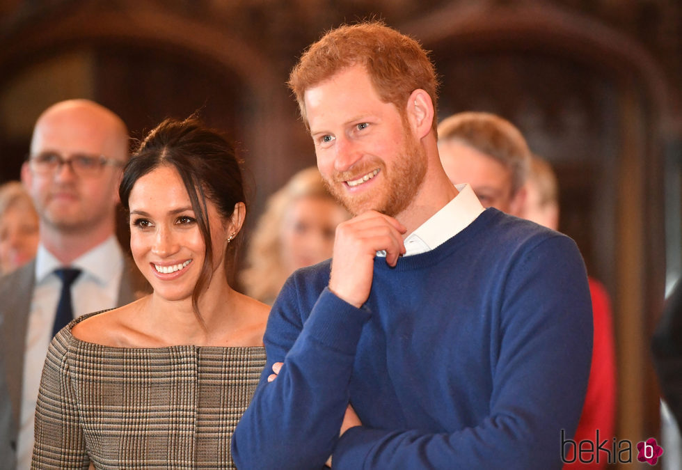 El Príncipe Harry y Meghan Markle, muy sonrientes en el castillo de Cardiff