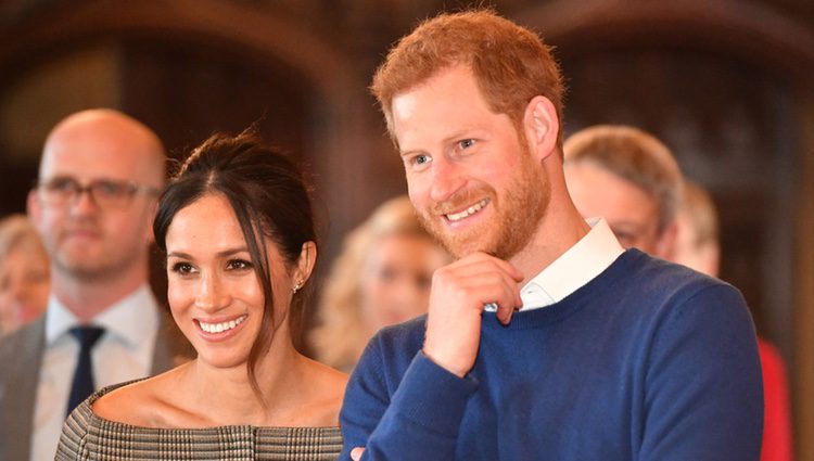 El Príncipe Harry y Meghan Markle, muy sonrientes en el castillo de Cardiff