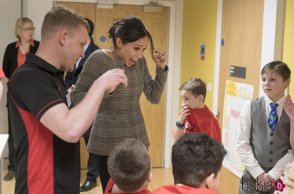 Meghan Markle se asusta al ver jugar a unos niños a la Jenga en Gales