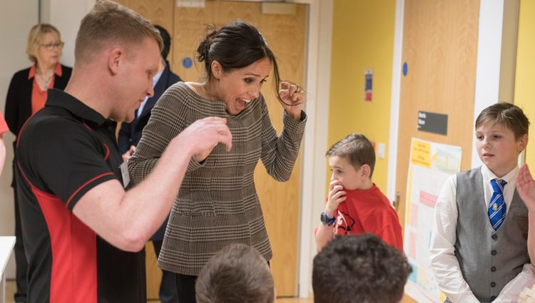 Meghan Markle se asusta al ver jugar a unos niños a la Jenga en Gales