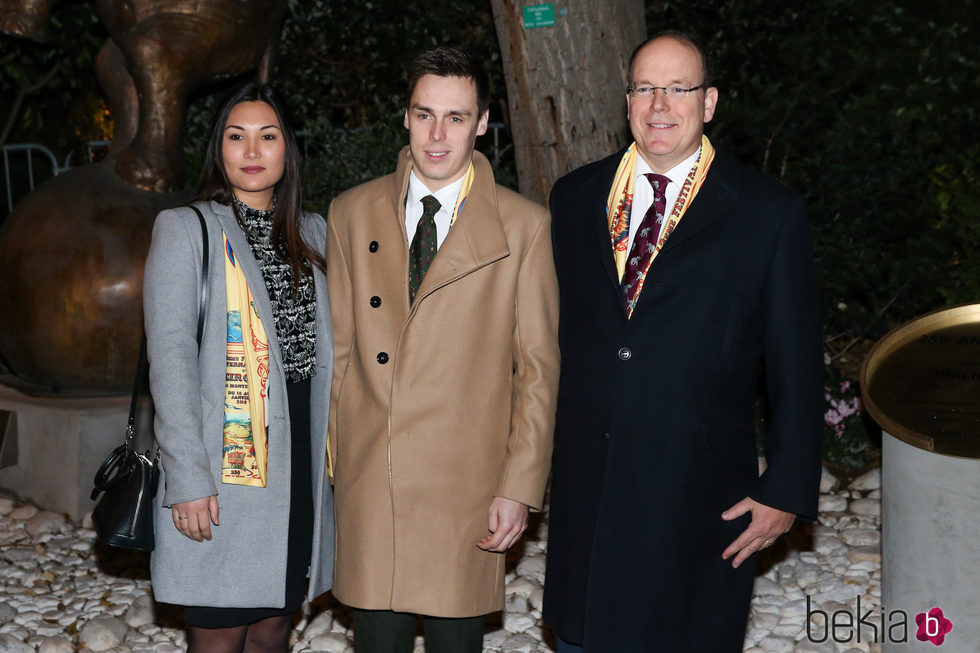 Alberto de Mónaco junto a su sobrino Louis Ducruet y Marie Chevallier en el descubrimiento de una placa