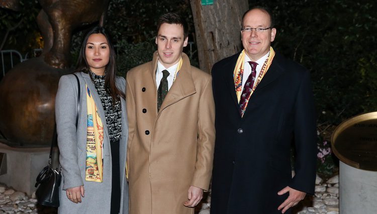 Alberto de Mónaco junto a su sobrino Louis Ducruet y Marie Chevallier en el descubrimiento de una placa