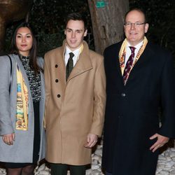 Alberto de Mónaco junto a su sobrino Louis Ducruet y Marie Chevallier en el descubrimiento de una placa