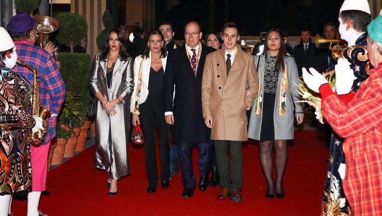 Alberto de Mónaco con Estefanía de Mónaco, Louis Ducruet, Marie Chevallier y Pauline Ducruet en el Festival de Circo de Monte-Carlo 2018