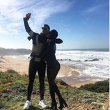 Cristiano Ronaldo y Georgina Rodríguez haciéndose una selfie en Portugal