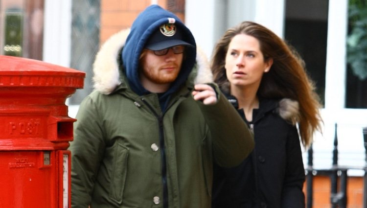 Ed Sheeran dando un paseo con su novia Cherry Seaborn por Londres